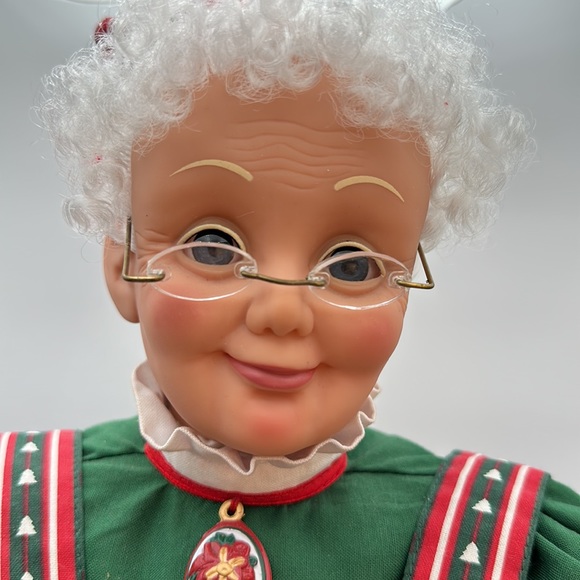 Holiday Creations Mrs. Claus Animated Lighted Christmas Holiday Decoration. - Picture 6 of 17